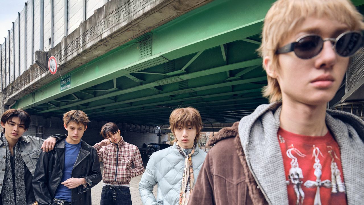 Grupo de K-pop CORTIS em concept photo de "REDRED"