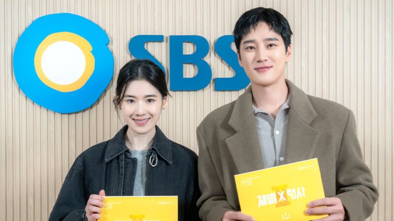 Ahn Bo Hyun e Jung Eun Chae durante a leitura de roteiro de Flex X Cop 2