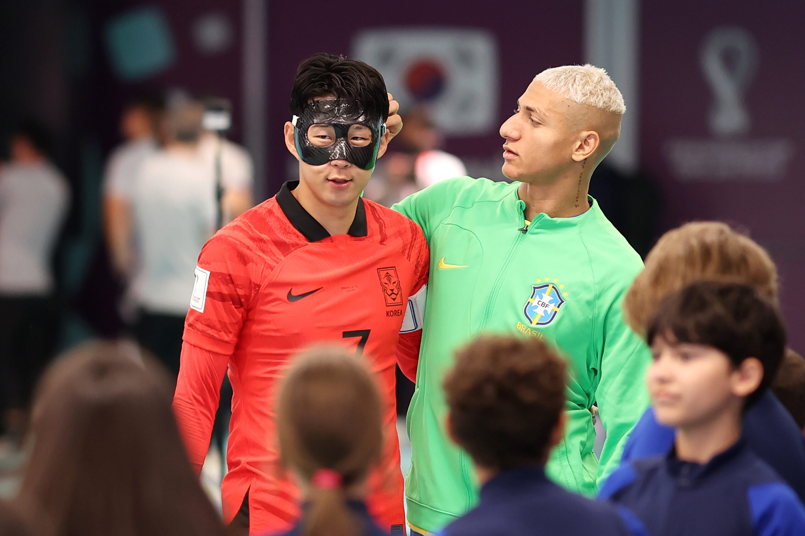 Son Heung Min (Coreia do Sul) e Richarlison (Brasil) durante a Copa do Mundo de 2022 - Hector Vivas - FIFA/FIFA via Getty Images