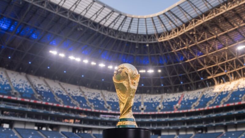 O troféu da Copa do Mundo da FIFA é exibido no Estádio BBVA em 26 de abril de 2024 em Monterrey, México