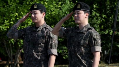 Jungkook e Jimin, do BTS, em sua dispensa militar
