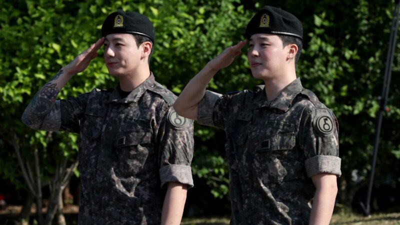 Jungkook e Jimin, do BTS, em sua dispensa militar