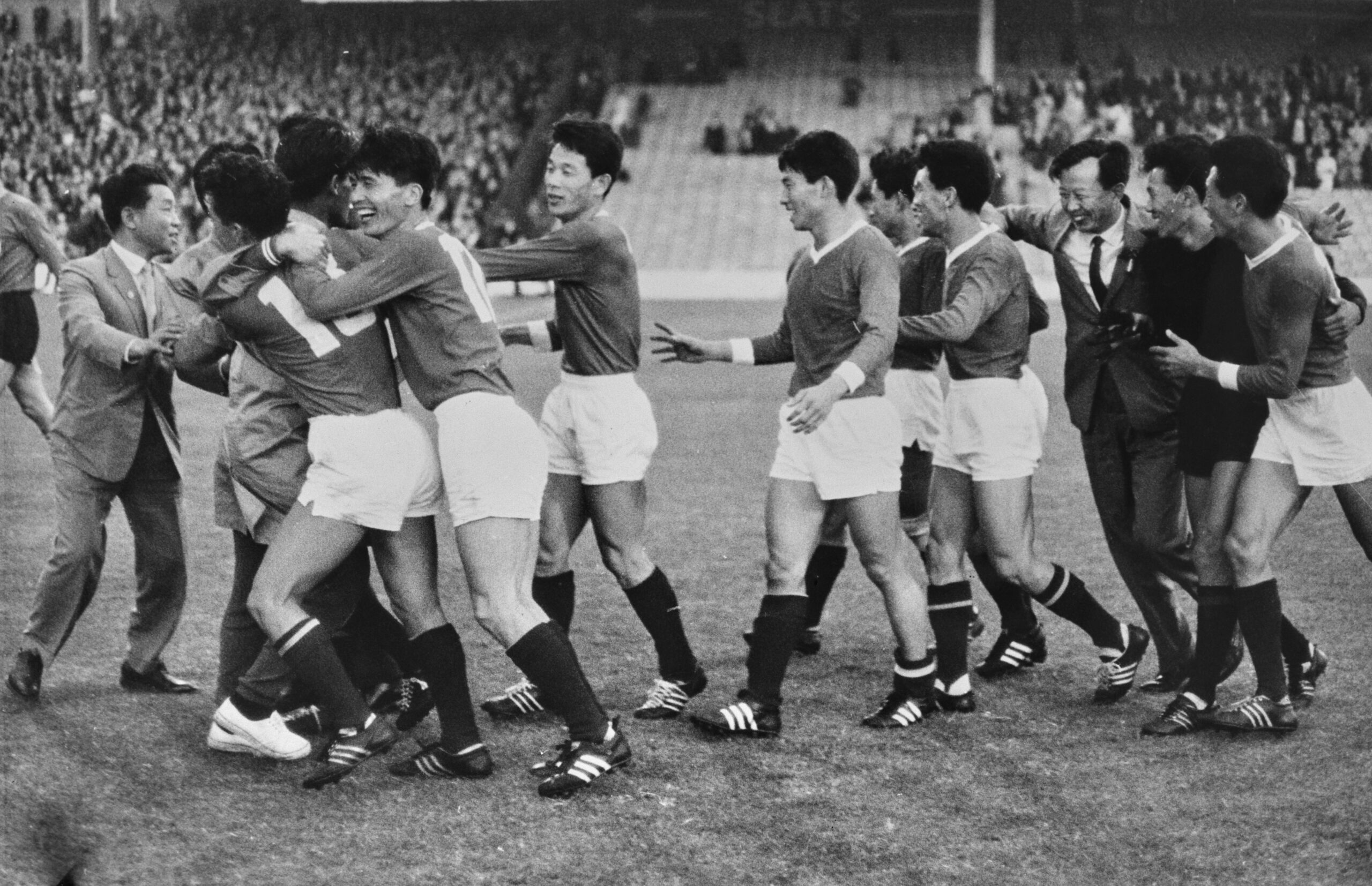 Seleção da Coreia do Norte após vitória contra a Itália em 1966 - Central Press/Hulton Archive/Getty Images
