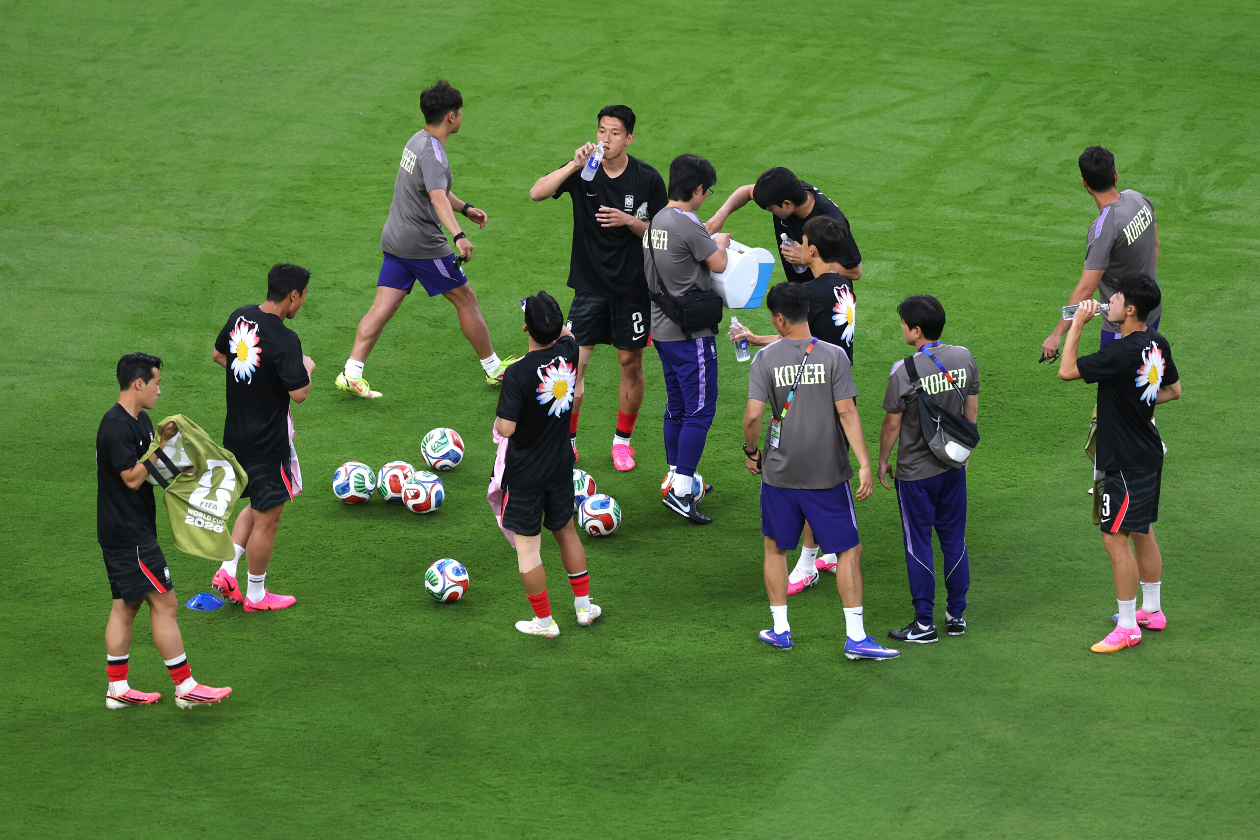 Jogadores sul-coreanos durante o aquecimento do jogo entre Coreia do Sul e República Tcheca, no Estádio Guadalajara, em 11 de junho de 2026, em Zapopan, México