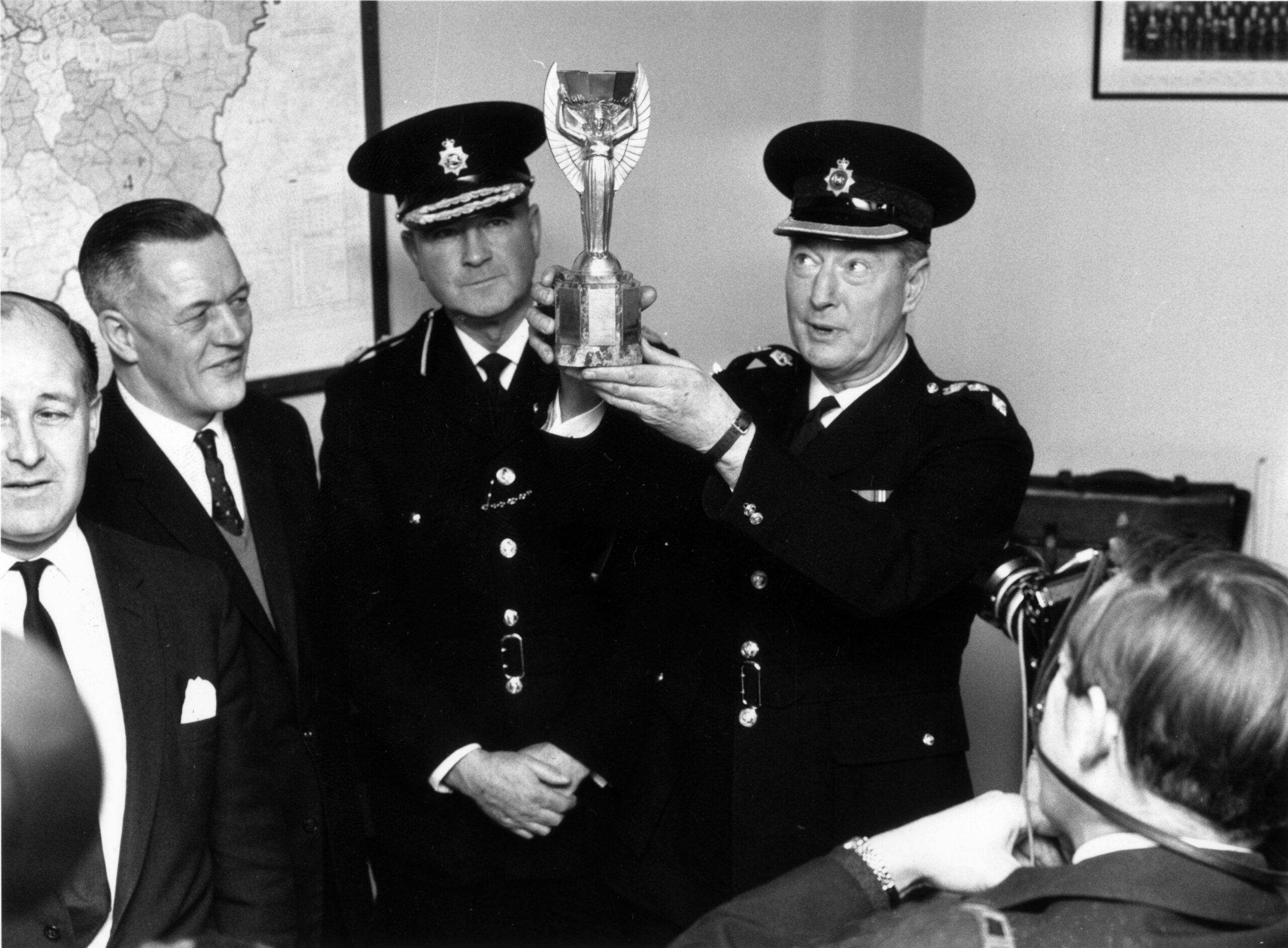 Taça Jules Rimet após ser recuperada por policiais britânicos - Central Press/Getty Images