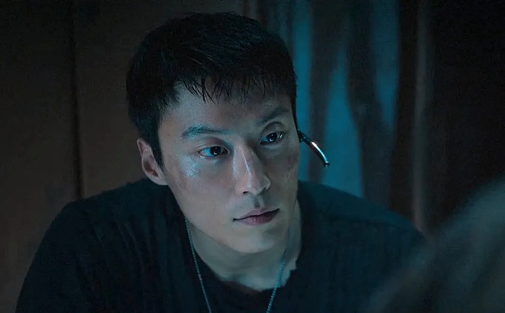 Heo Nam Jun como o sargento Kang Seok Chan no dorama "Sweet Home"