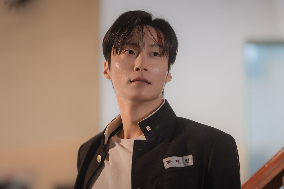 Heo Nam Jun caracterizado como Han Jae Pil em uma cena do dorama sul-coreano "100 Memórias"