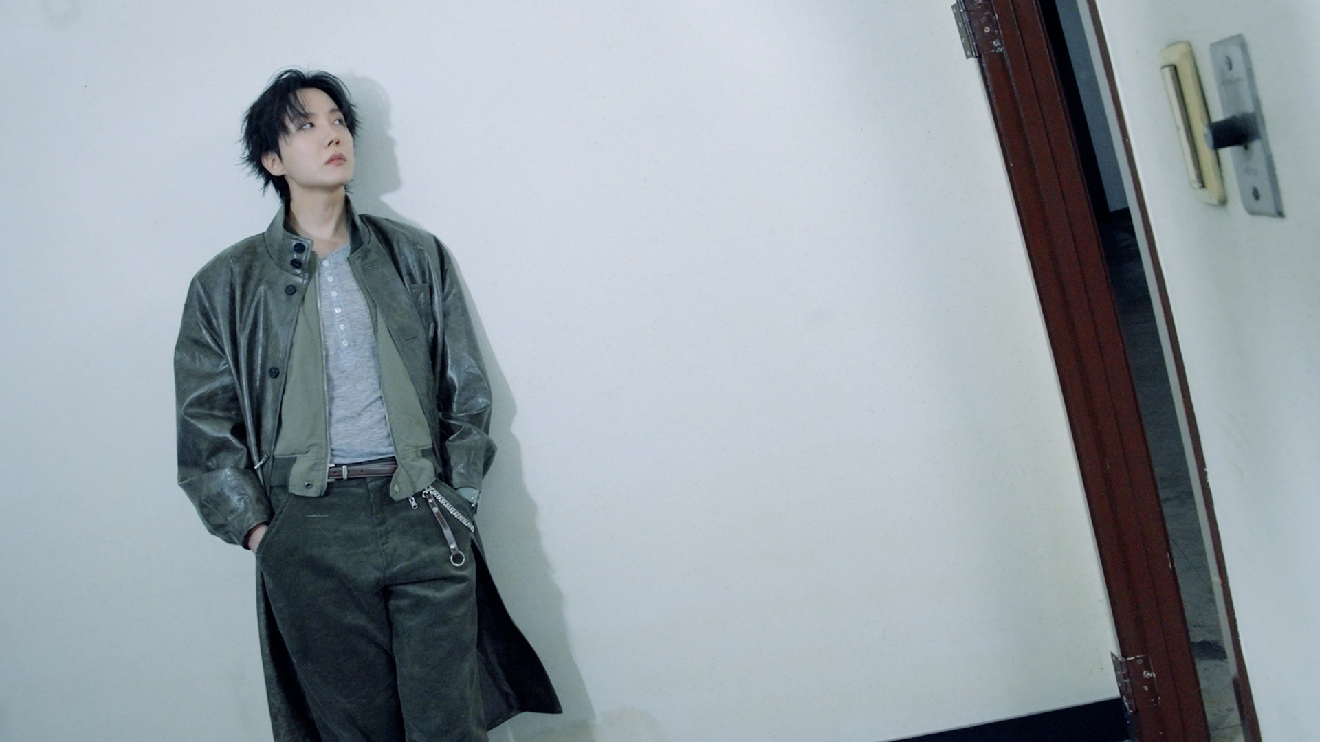 J-Hope nos bastidores do MV de ‘Merry Go Round’