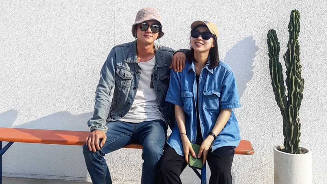 A fofa história de amor por trás do casamento de Park Ji Yeon, atriz de 'Aprendendo a Lição'