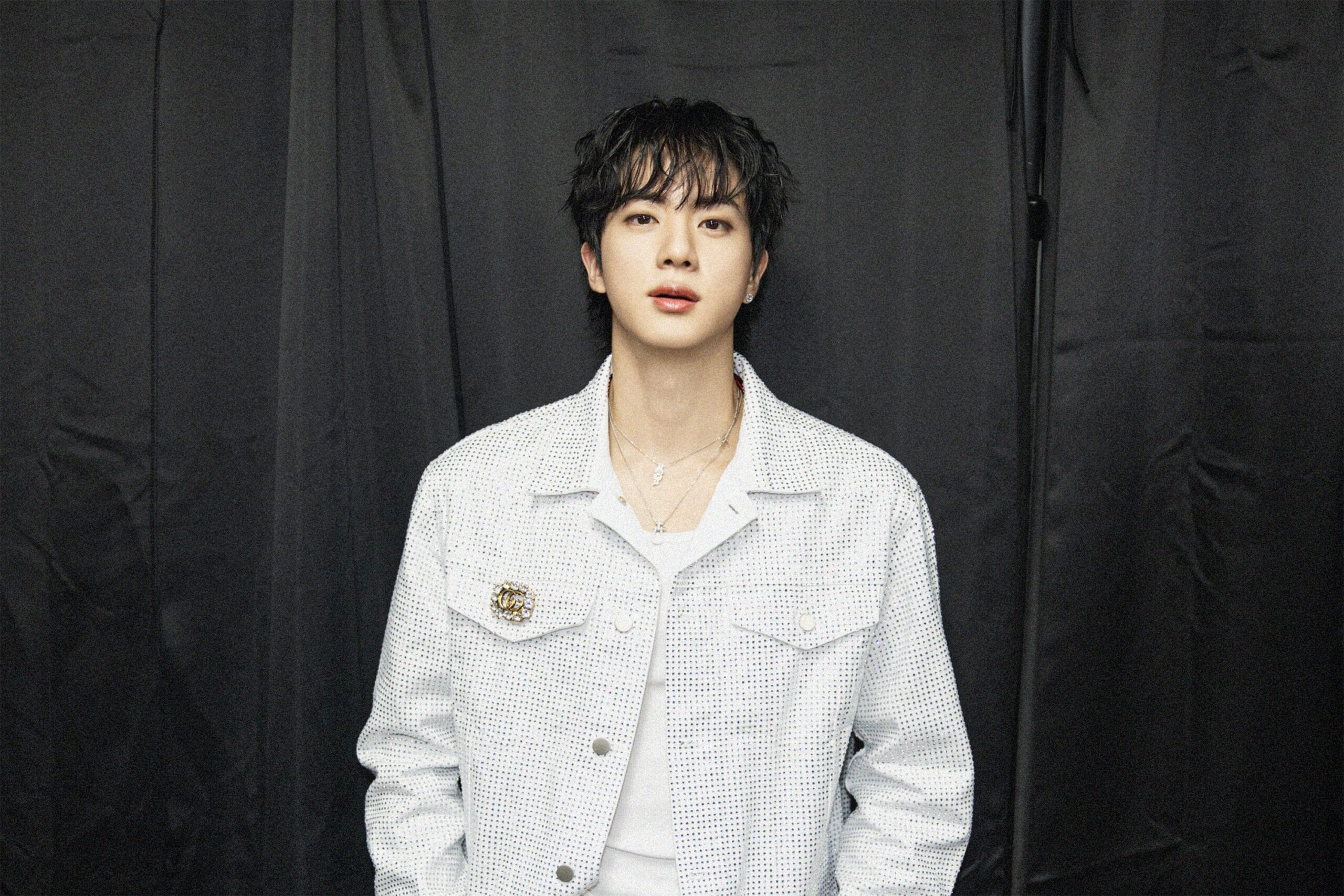 Jin, do BTS, nos bastidores do encerramento da primeira turnê mundial solo