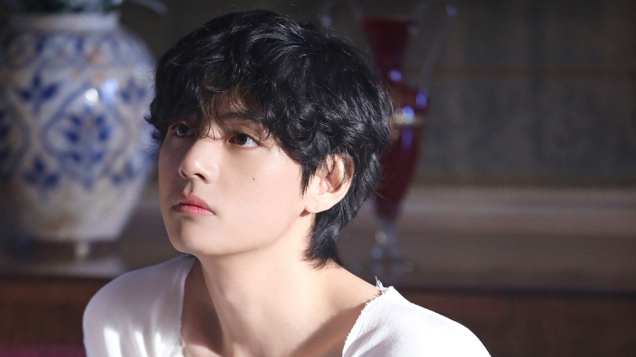 V, do BTS, em Photo Sketch do MV de ‘Winter Ahead (with PARK HYO SHIN)'