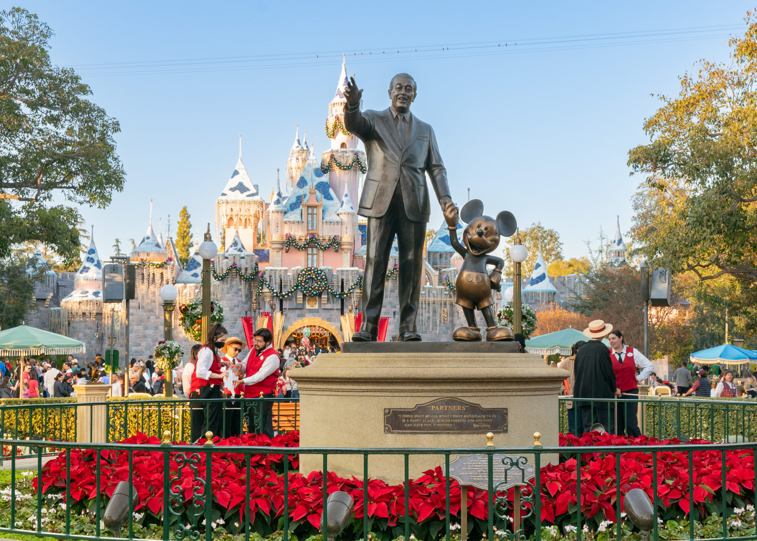 Estátua de Walt Disney e Mickey Mouse na Disneyland, na Califórnia - AaronP/Bauer-Griffin/GC Images/Getty Images