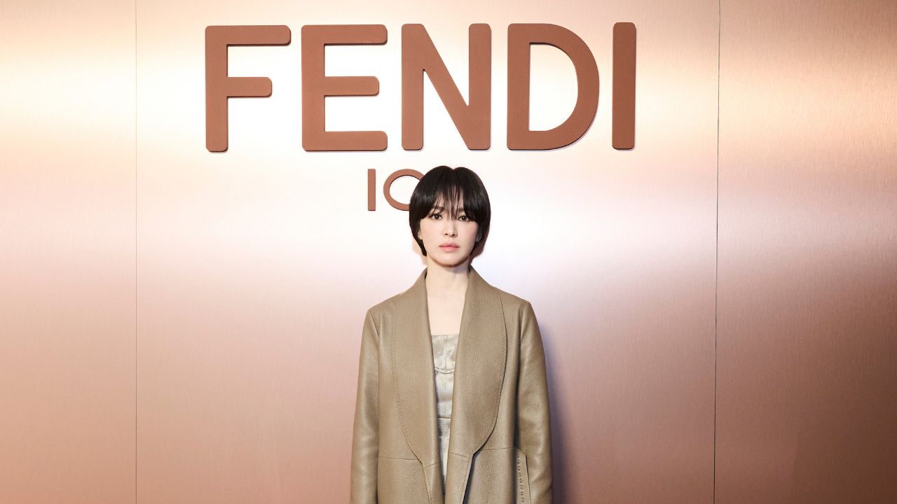 Song Hye Kyo no desfile feminino da Fendi Outono/Inverno 2025/2026 em Milão - Daniele Venturelli/Getty Images