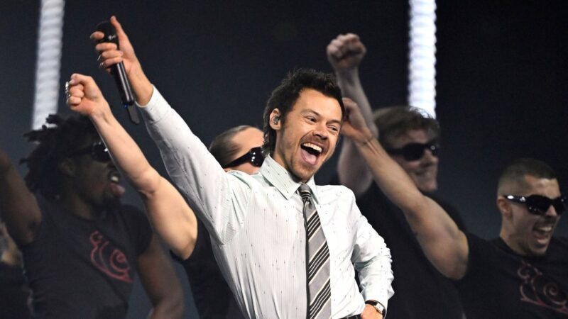 Harry Styles interpretando “Aperture” no palco durante o BRIT Awards 2026