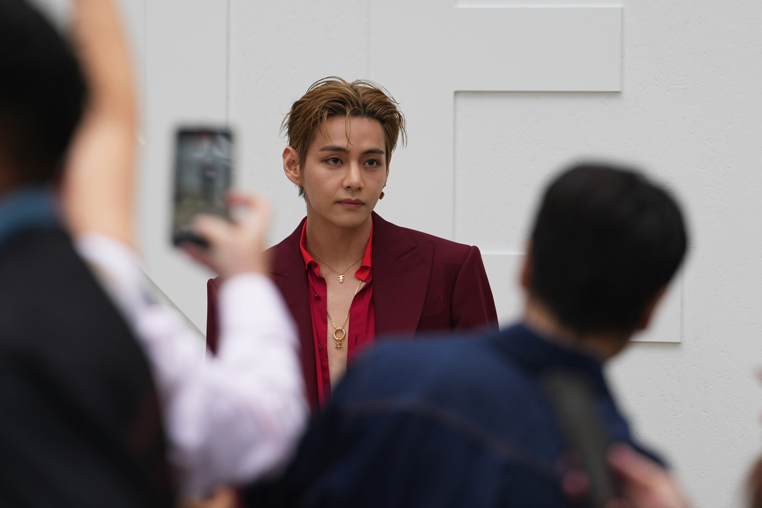 V, do BTS, durante o desfile da Celine para a coleção masculina Primavera/Verão 2027 na Semana de Moda de Paris - Edward Berthelot/Getty Images