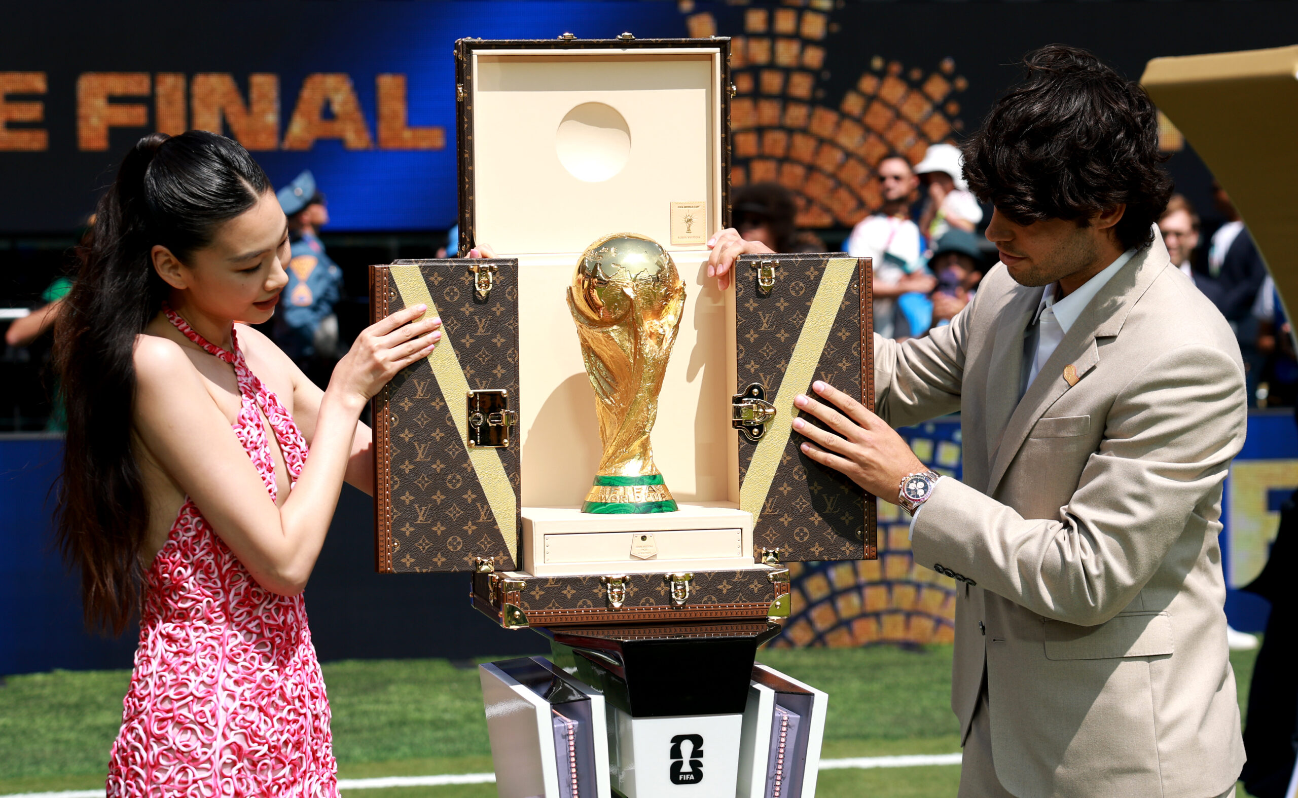 Carlos Alcaraz e Hoyeon apresentam o baú da Louis Vuitton contendo o Troféu do Campeão da Copa do Mundo da FIFA antes da partida da final da Copa do Mundo da FIFA 2026 - Michael Regan