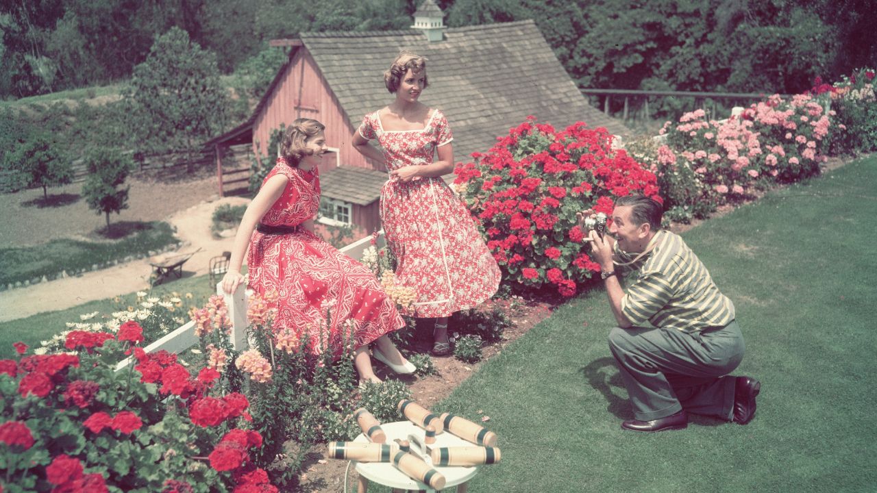 Walt Disney tirando foto de suas filhas, Diane e Sharon, em 1955 - Gene Lester/Getty Images
