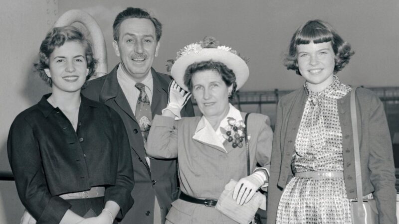 Walt Disney com sua esposa e filhas