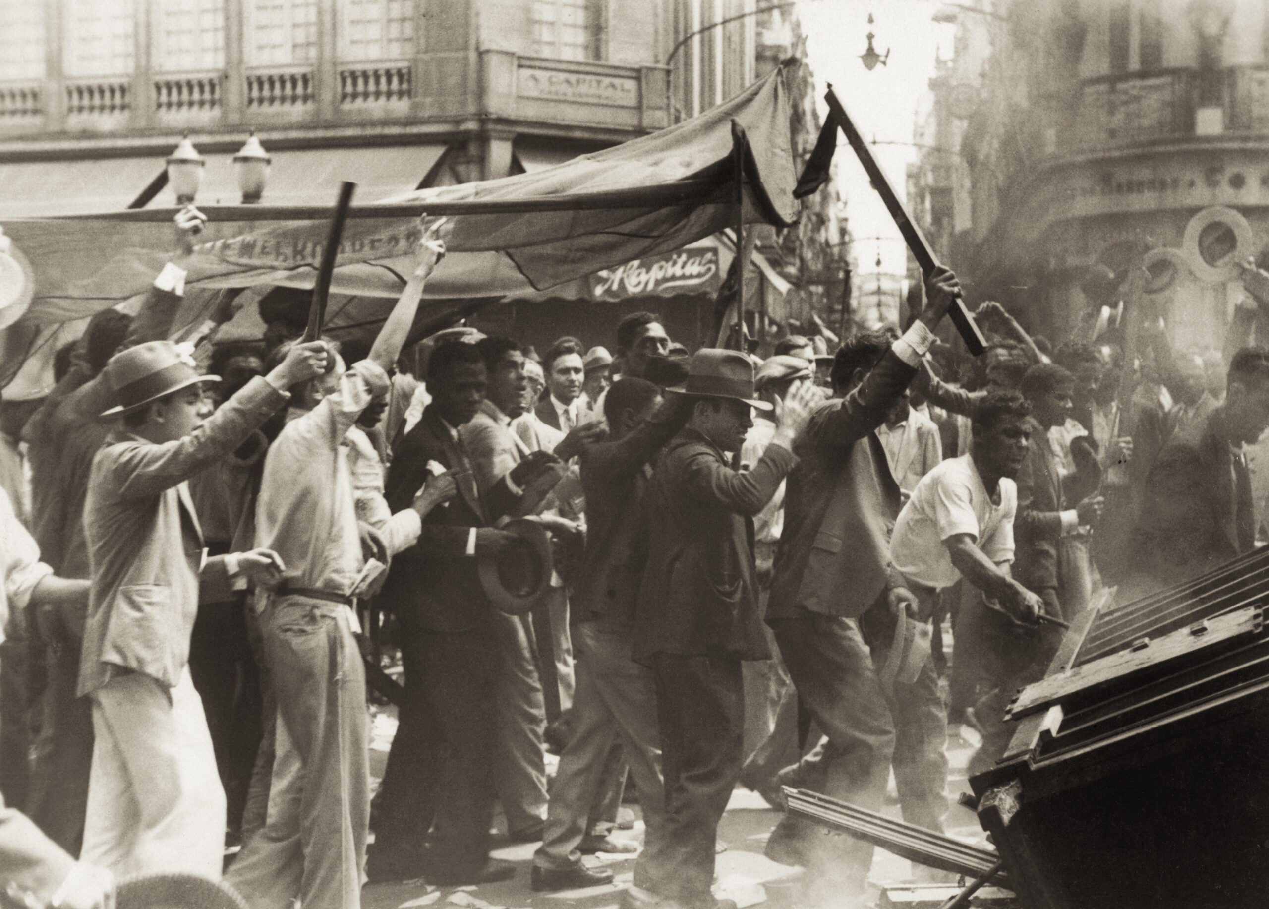 Protesto no Rio de Janeiro após a eleição de Vargas em 1930 - Sean Sexton/Hulton Archive/Getty Images