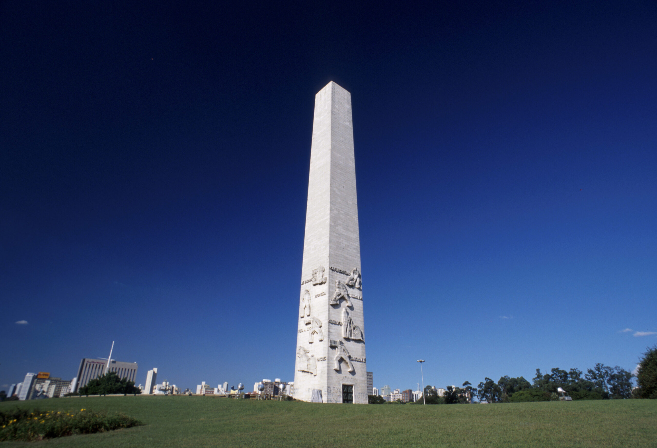 Obelisco do Ibirapuera, monumento e mausoléu em homenagem aos combatentes da Revolução Constitucionalista de 1932 - Paulo Fridman/Corbis via Getty Images