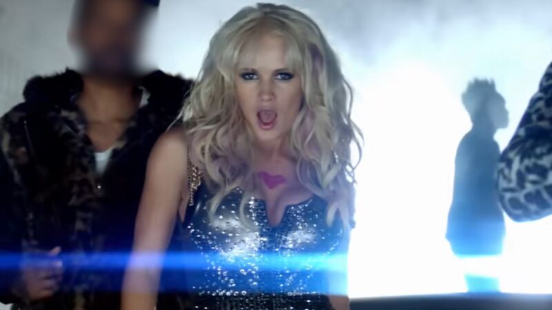 Lauren Bennett no clipe de 'Party Rock Anthem'
