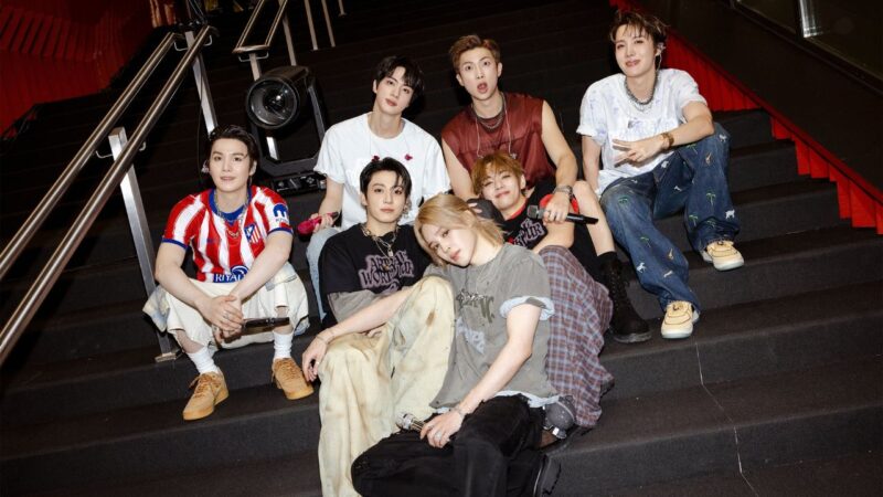 Integrantes do BTS nos bastidores do show em Madri