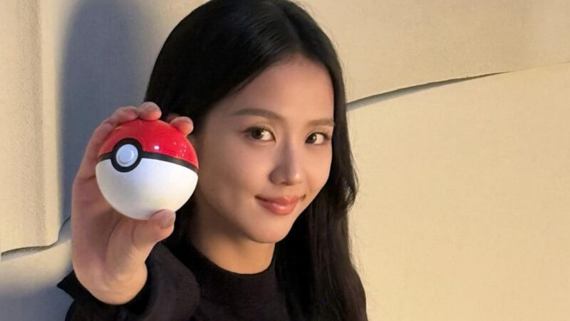 Jisoo, integrante do BLACKPINK, segurando uma Pokebola, simbolo importante do universo Pokémon