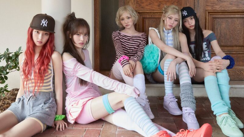 Imagem promocional do KiiiKiii para o álbum “Delulu Pack”