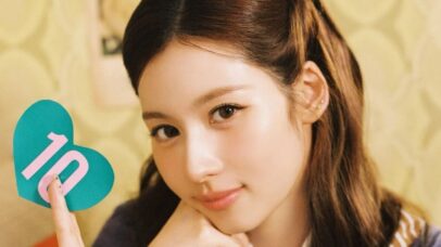 Sana em imagem promocional para "TEN: The Story Goes On" do TWICE