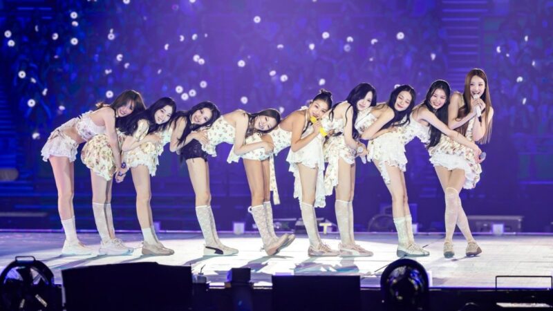 Integrantes do TWICE no show final da 'THIS IS FOR TOUR'