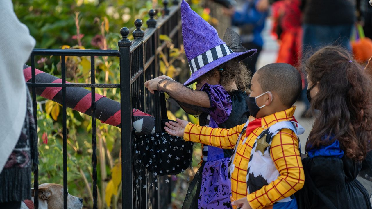 Halloween: Como surgiu a brincadeira de ‘Doces ou Travessuras’?