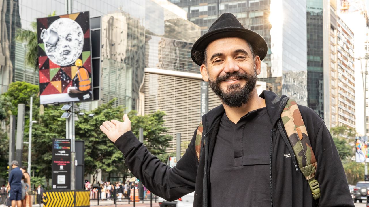 Kobra faz homenagem à classe trabalhadora em Exposição da Paulista e guia visitação para jovens de escolas públicas e PCDs