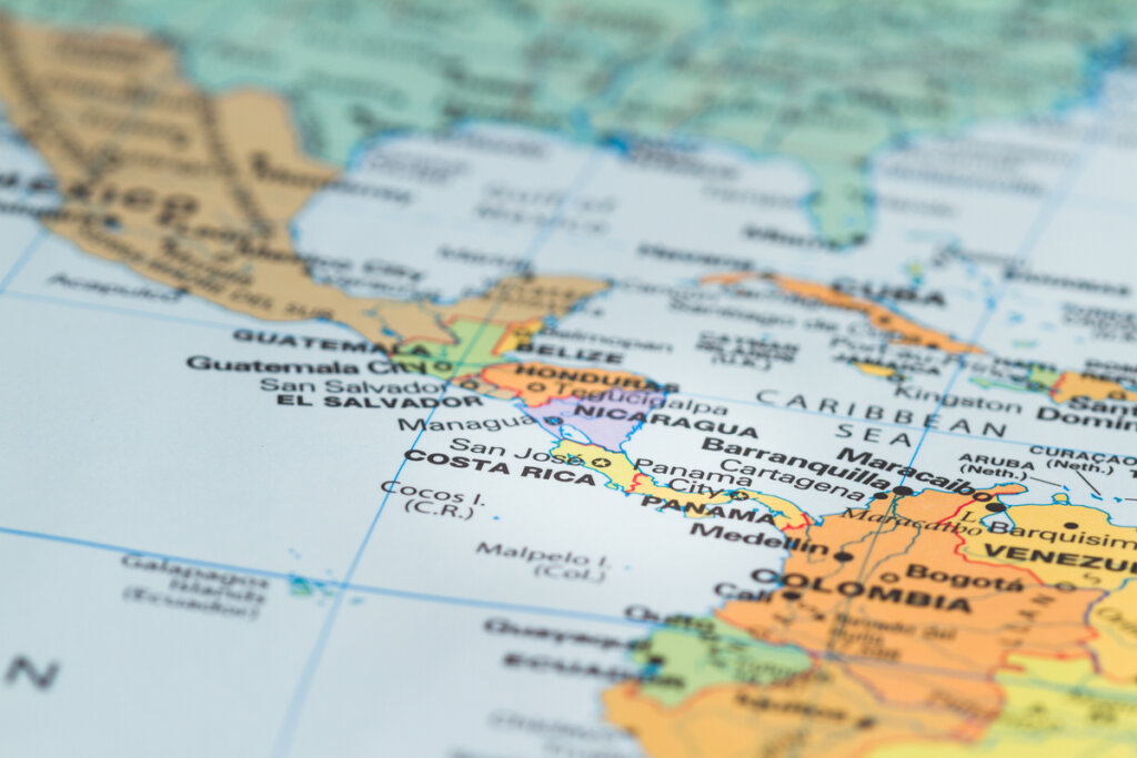 Close de um mapa com diversos países