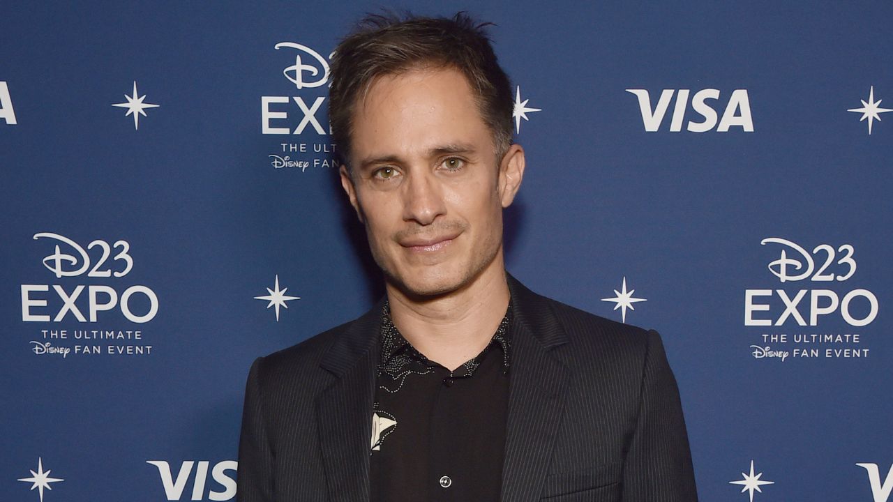 Gael Garcia Bernal em um evento da Disney