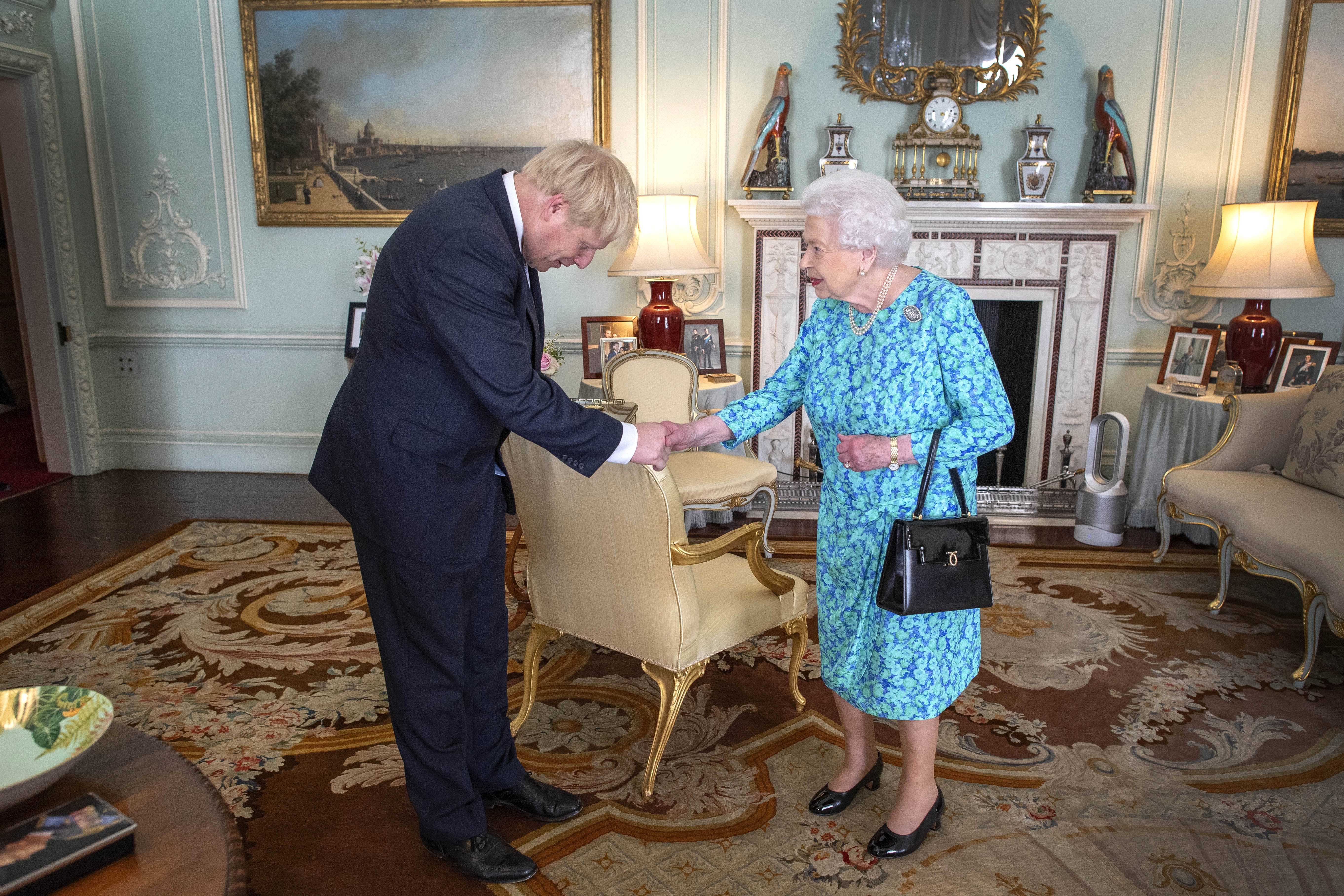 Boris Johnson e Elizabeth II