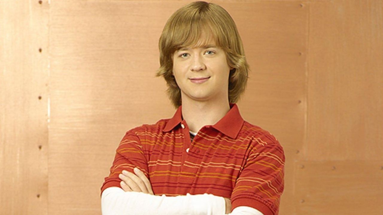 Astro de Hannah Montana é super fã de Stray Kids — e provou seu lado STAY no tapete vermelho da Disney