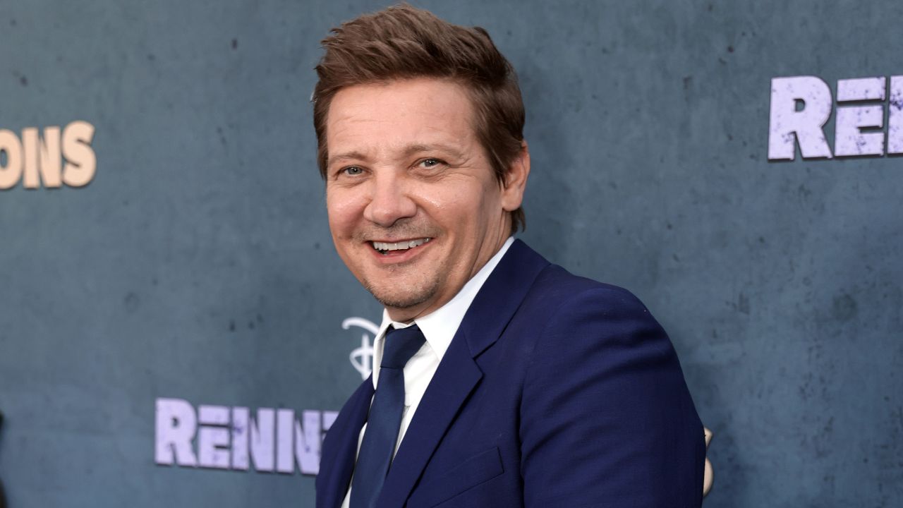 Jeremy Renner, o Gavião Arqueiro, revela projeto musical inspirado em seu acidente