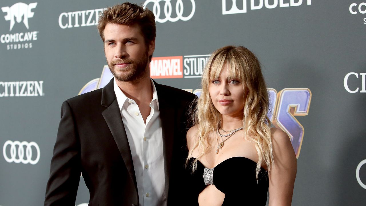 Qual a história por trás do vídeo de Miley Cyrus ‘empurrando’ o ex-marido em um evento?