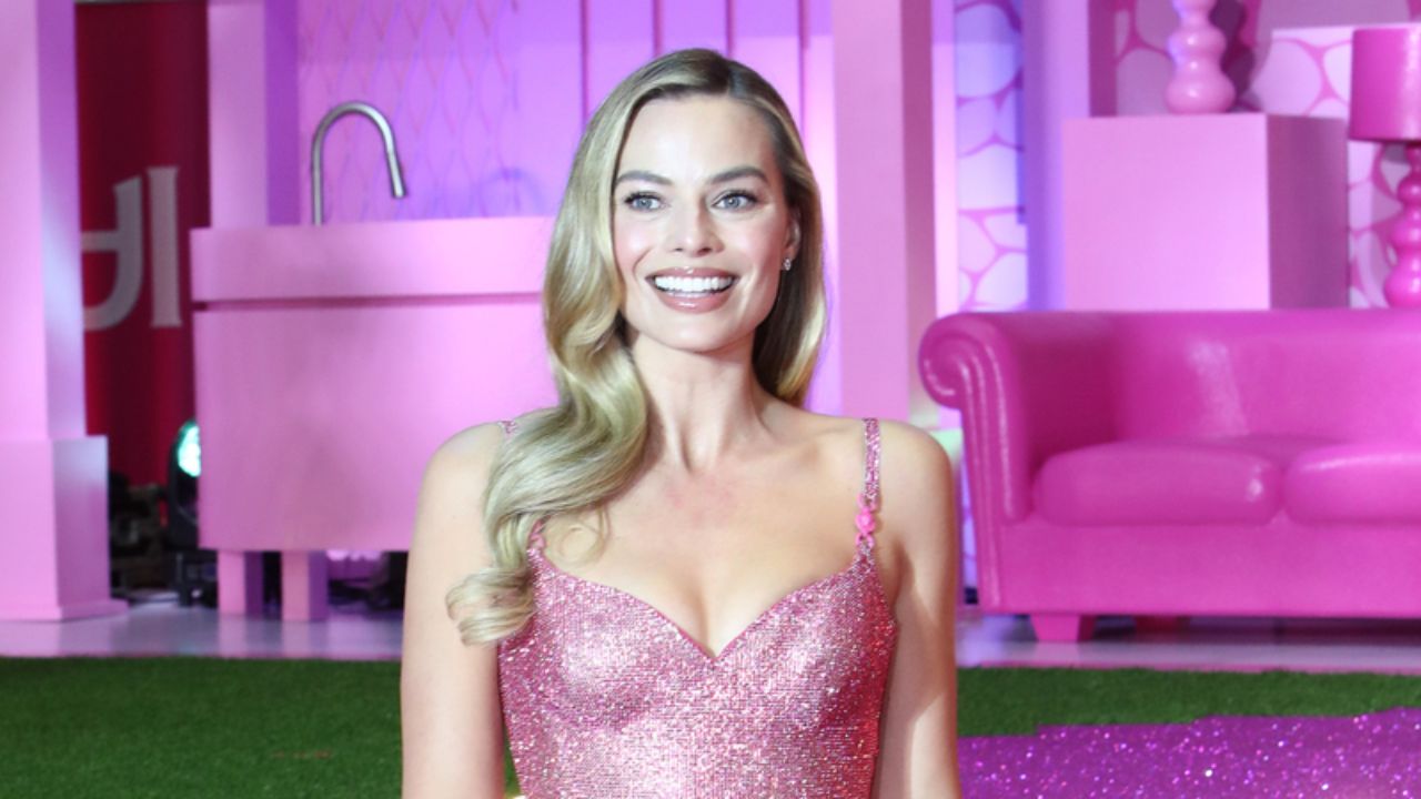 Barbie: Quais são as bonecas que inspiraram os looks de Margot Robbie?