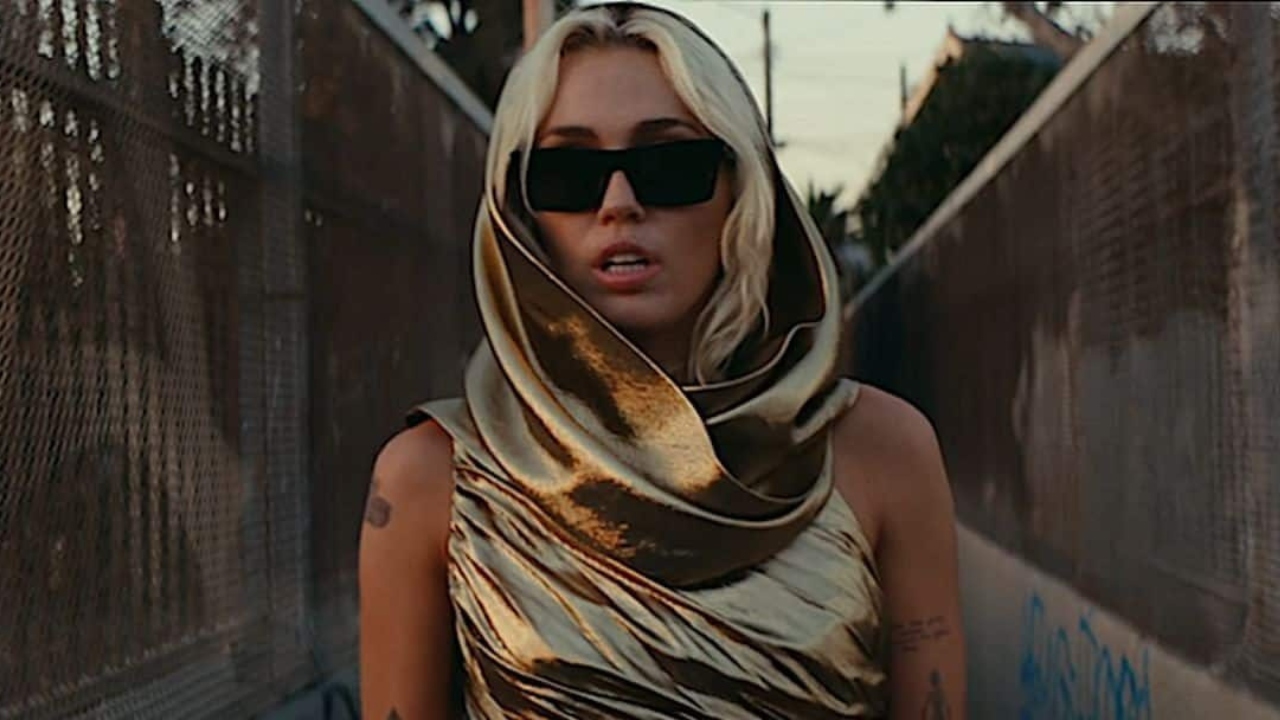 Roupa usada por Miley Cyrus no clipe de ‘Flowers’ é uma indireta?