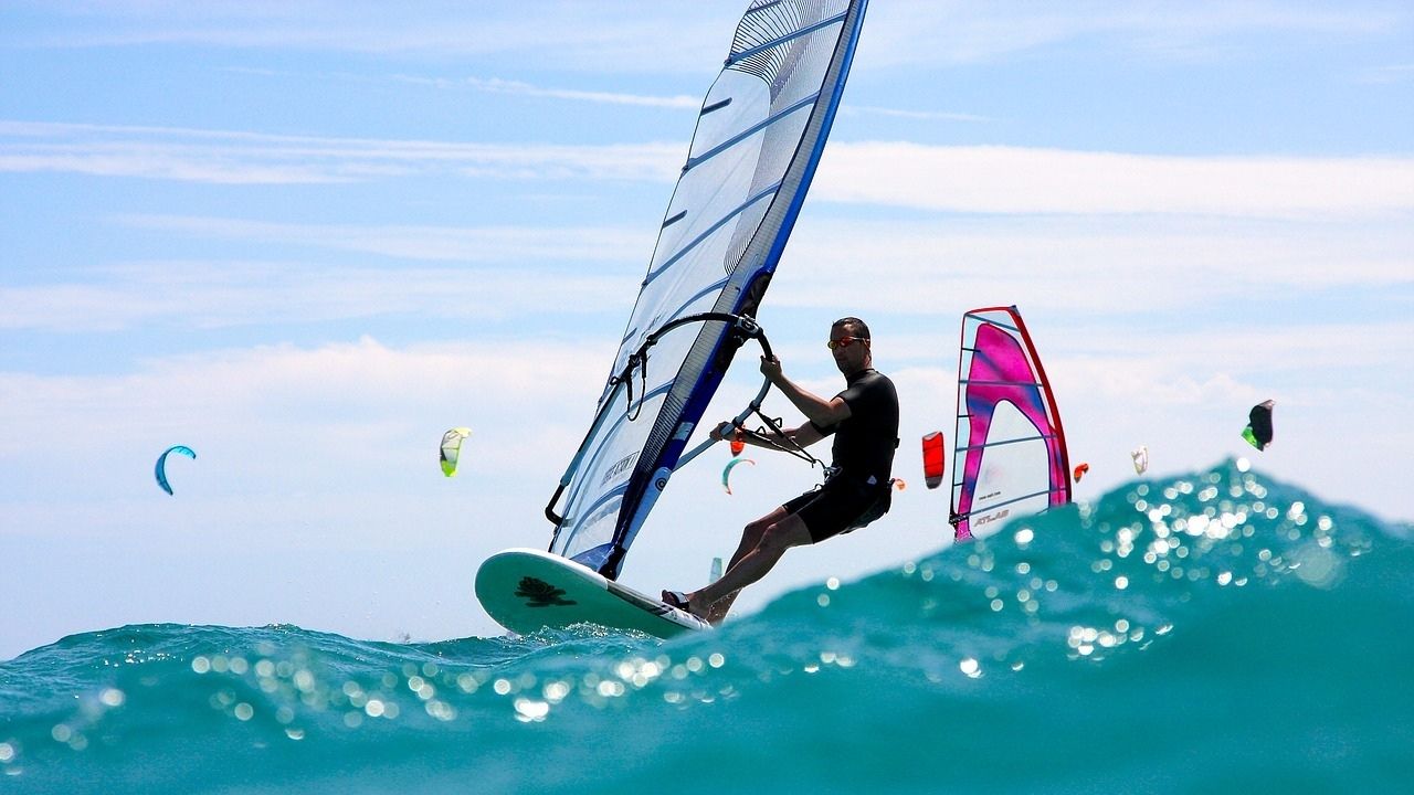 Além do surfe: Outros esportes que também usam prancha