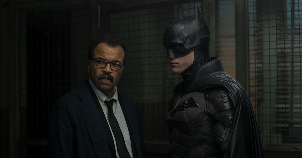Cena de "Batman" onde o vigilante e Jim Gordon investigam juntos