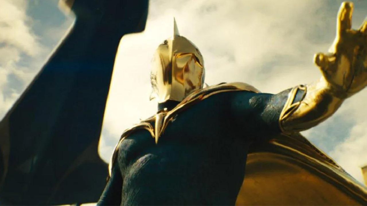 Por que o capacete do Senhor Destino desaparece no final de ‘Adão Negro’?