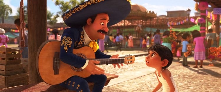 Um mariachi conversando com Miguel em 'Viva - A Vida É uma Festa'
