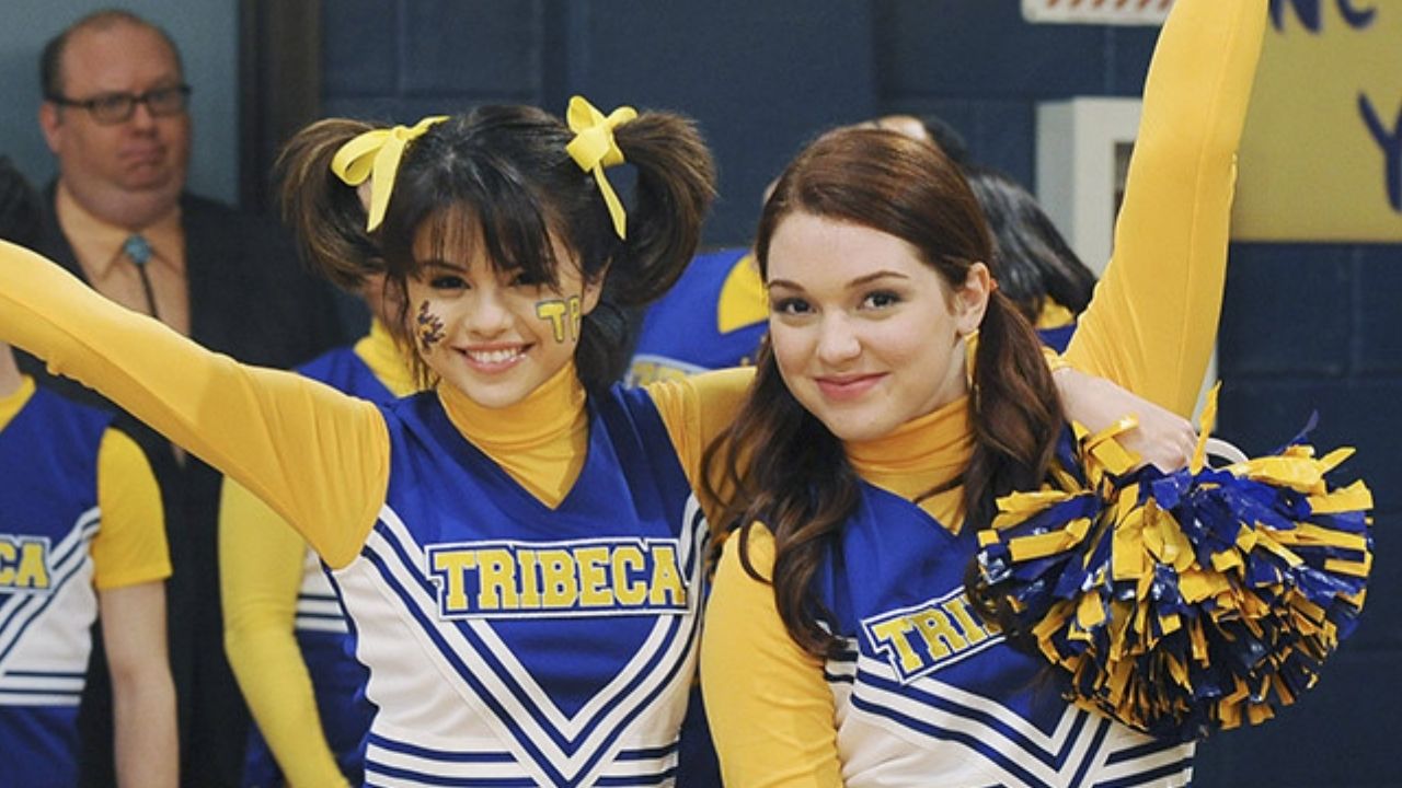 Os Feiticeiros de Waverly Place: Selena Gomez e Jennifer Stone recriam a “Música do Chapeuzinho”