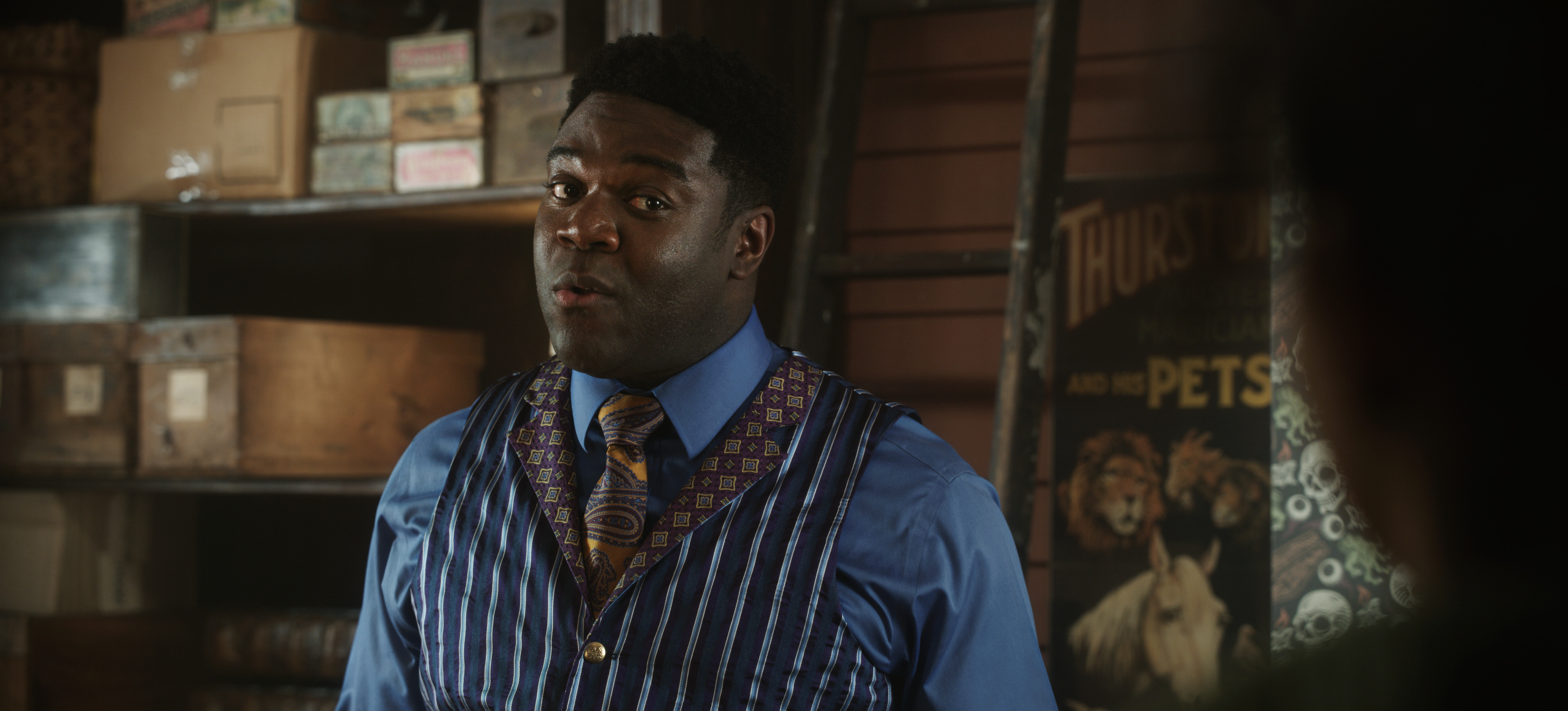 Sam Richardson como Gilbert em 'Abracadabra 2'