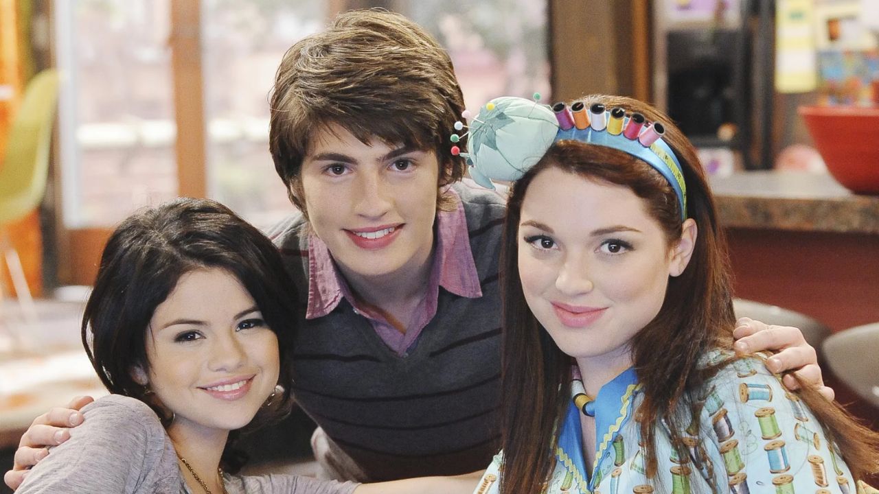 Gregg Sulkin (Mason Greyback)