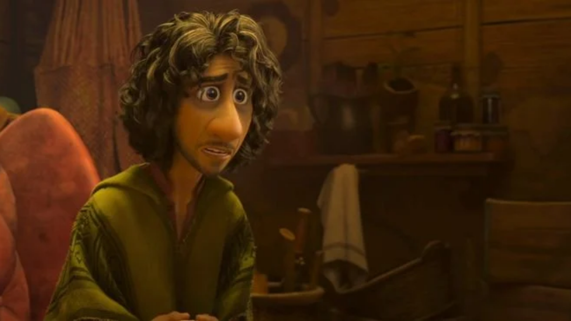 Personagem Bruno de Encanto e bota de Wall-e ao fundo