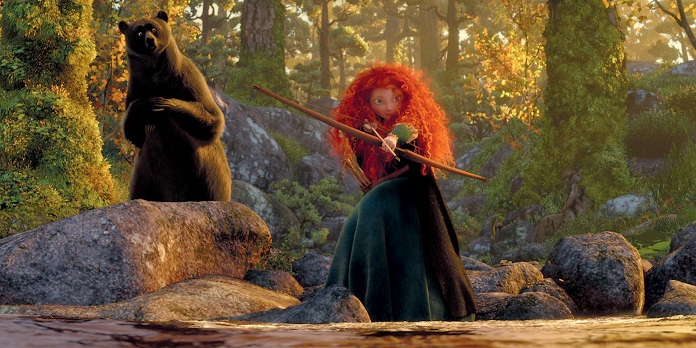 Merida caçando com um arco e flecha ao lado do urso