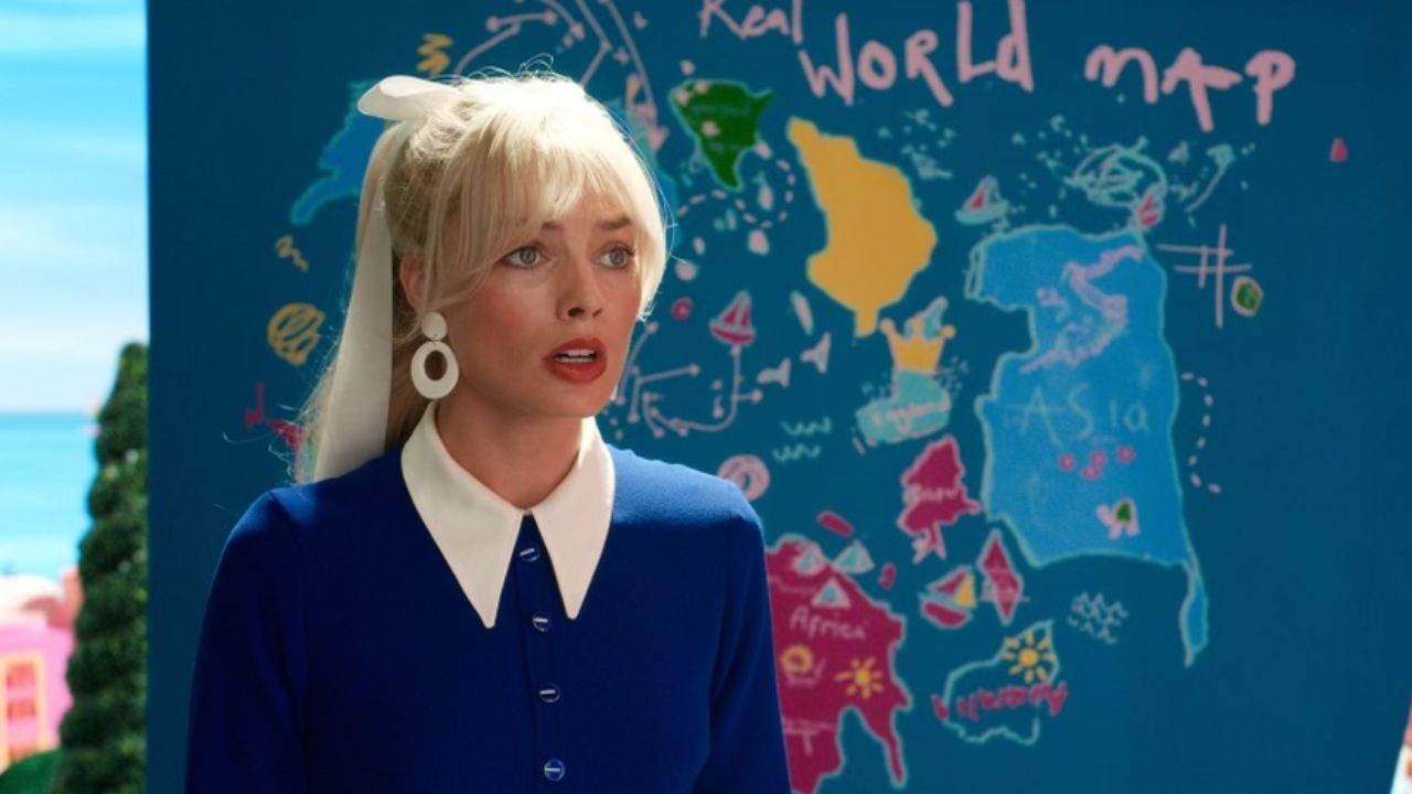 Cena do live-action da Barbie com o mapa múndi com a 'linha das noves raias'